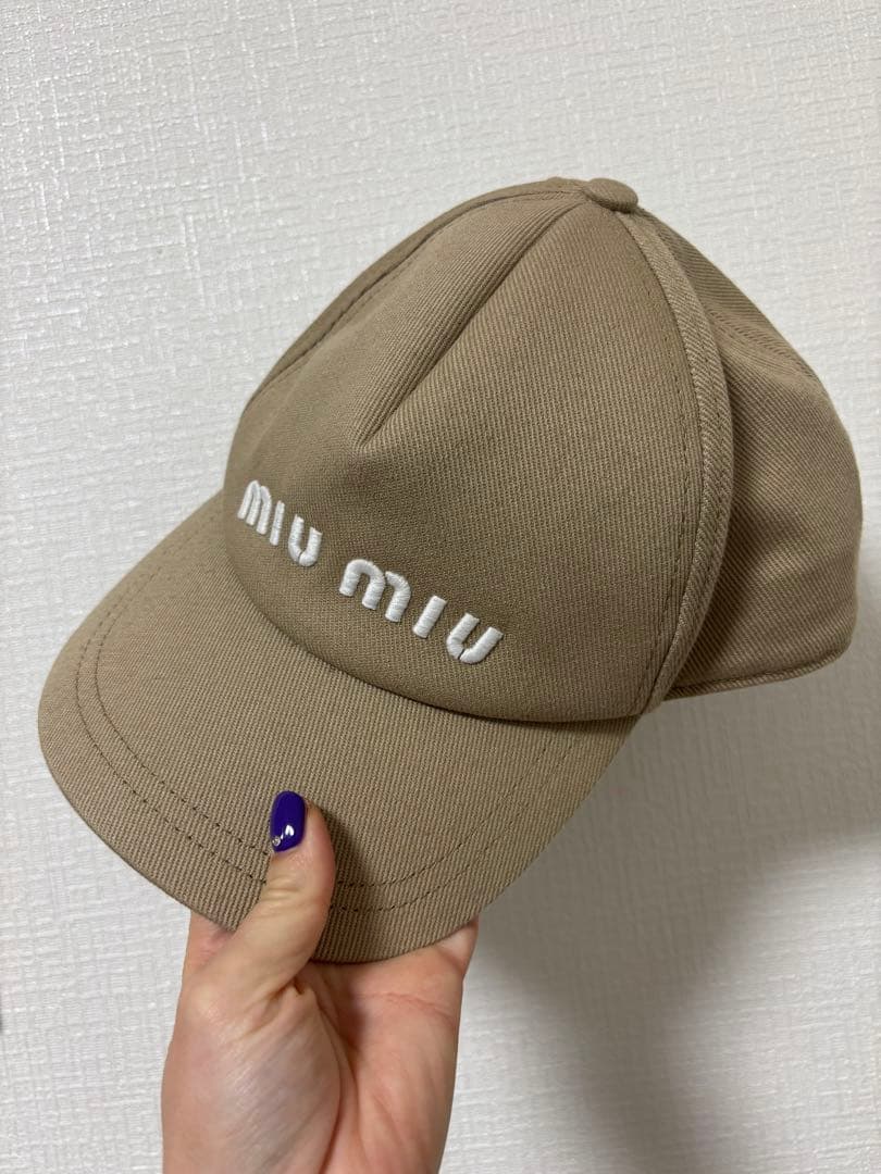miu miu ベージュ刺繍ロゴキャップ MIU MIU - miu miu / ミュウミュウ | 2022AW | ロゴ 刺しゅう エンボス