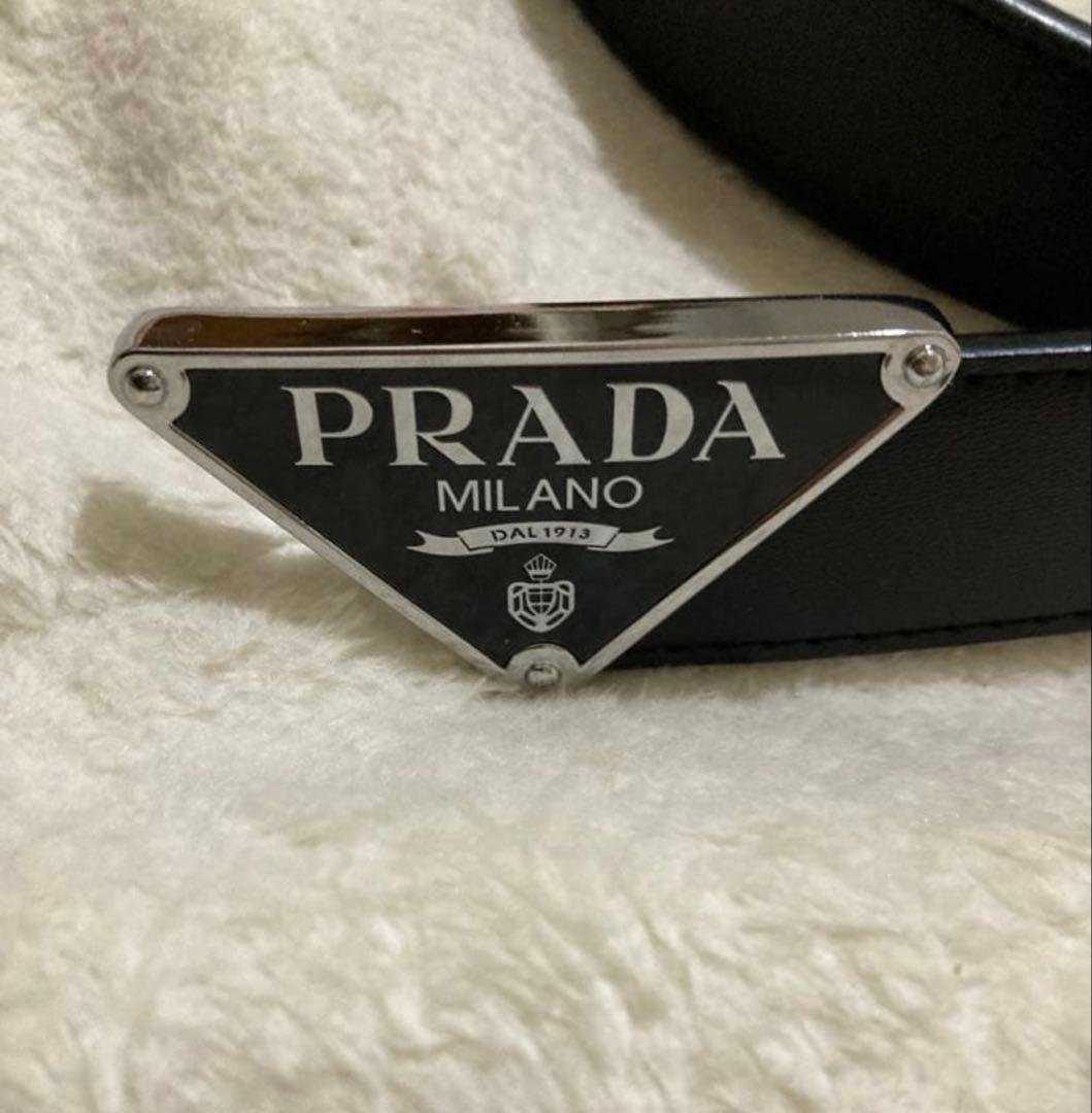 PRADA ブラックレザーベルト ロゴプレート付き - メルカリ