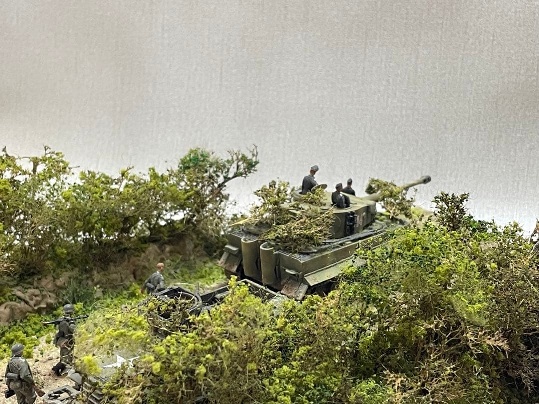 戦車ジオラマ 1/72 ドイツタイガー戦車とUS装甲車+カーゴトラック
