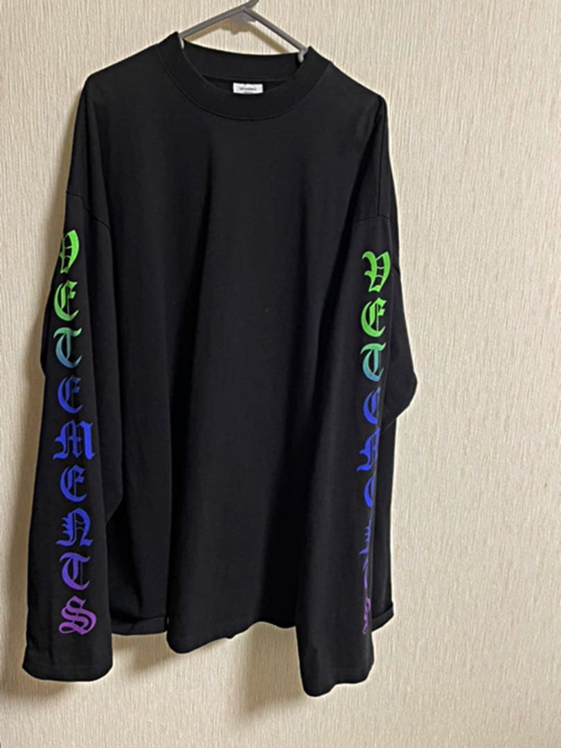 VETEMENTS ヴェトモン ロンT 袖ロゴ レインボー - メルカリ