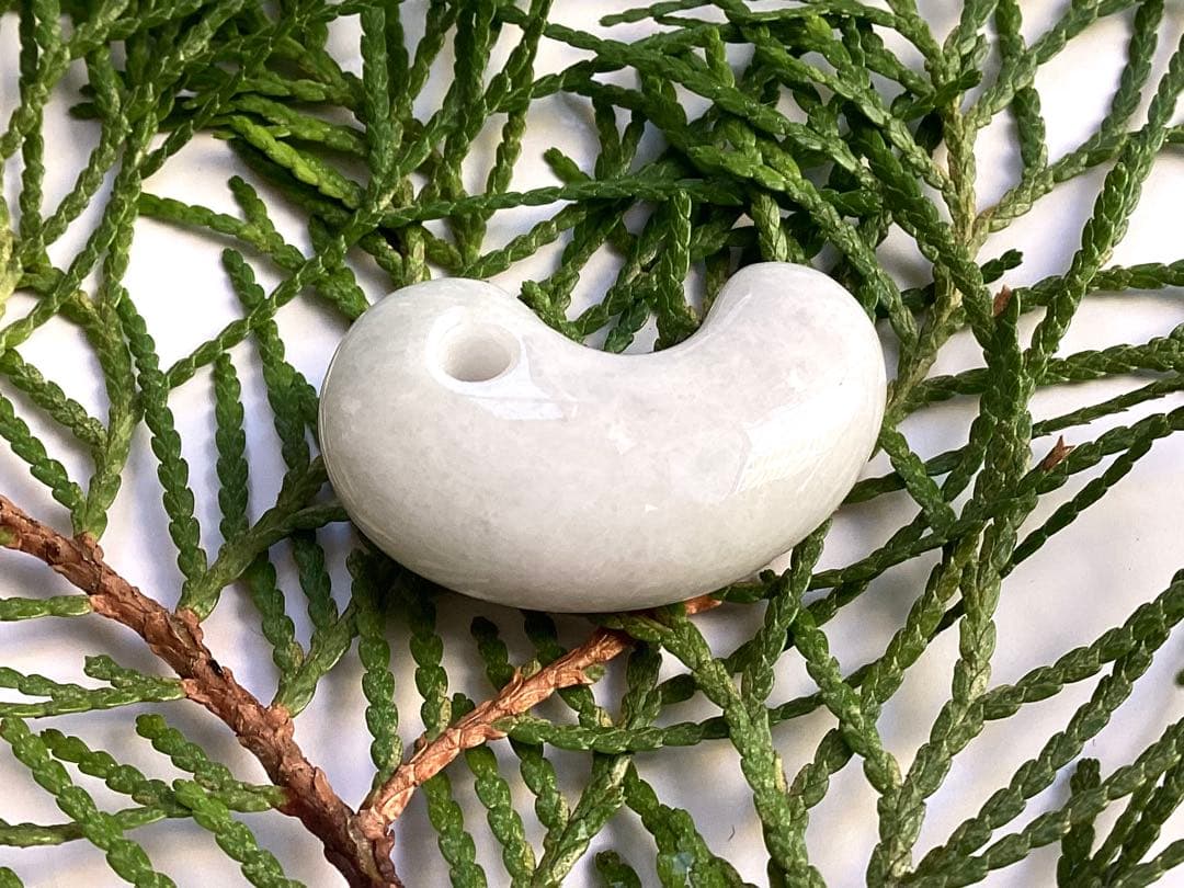 ✳️最後の1個 極上ラベンダー 糸魚川翡翠勾玉 お身近に本物の御守り石