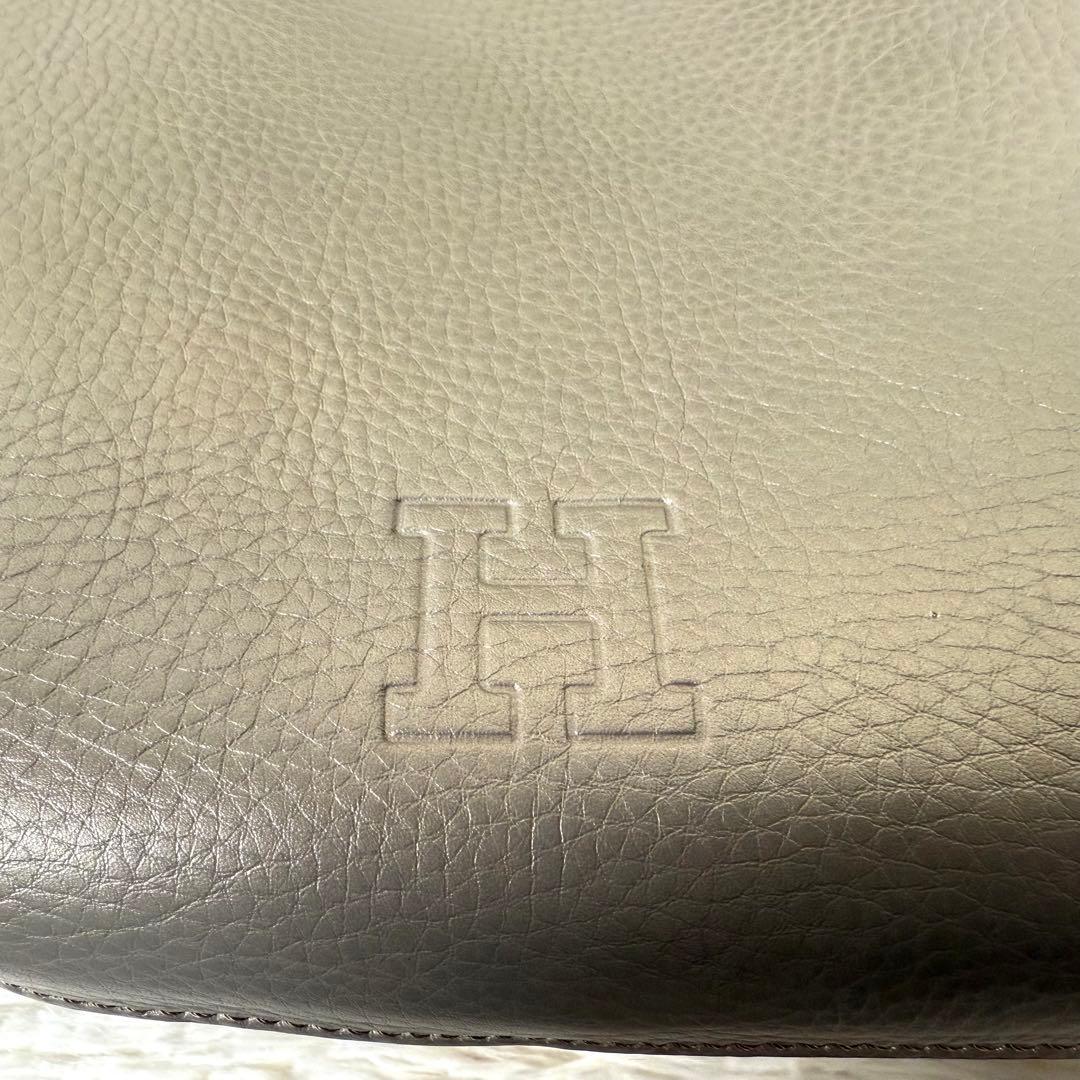 ヒロフ HIROHI Hロゴ型押し シボ革トートバッグ グレージュ 肩掛け可の