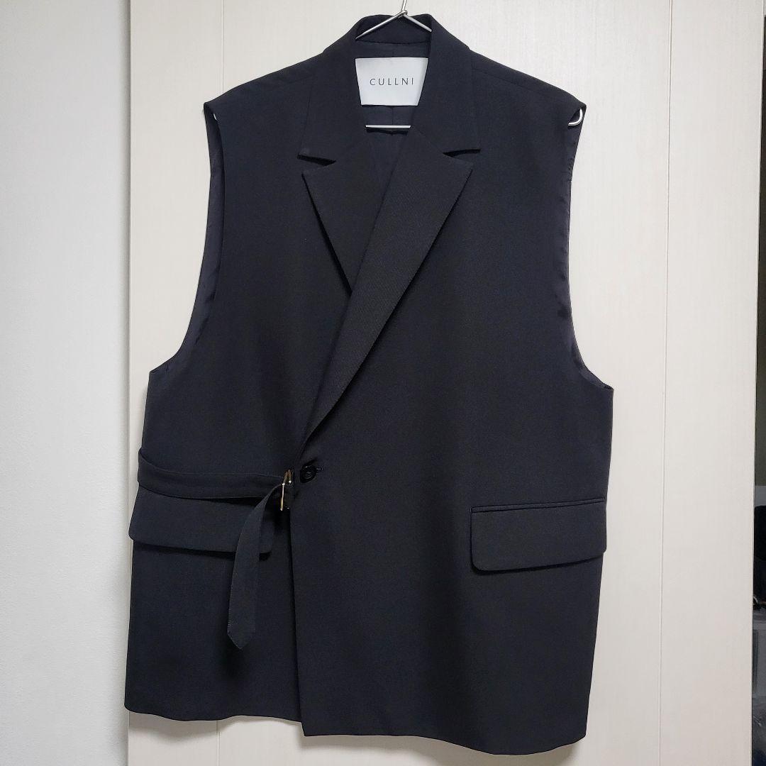 美品 クルニ 23SS タイロッケンノースリーブジャケット　黒1 CULLNI [クルニ] Double Satin Tie Locken Jacket ＜ダブルサテンタイ