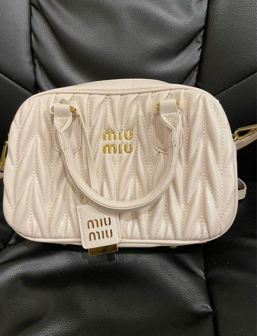Miu Miu ホワイト ショルダーバッグ