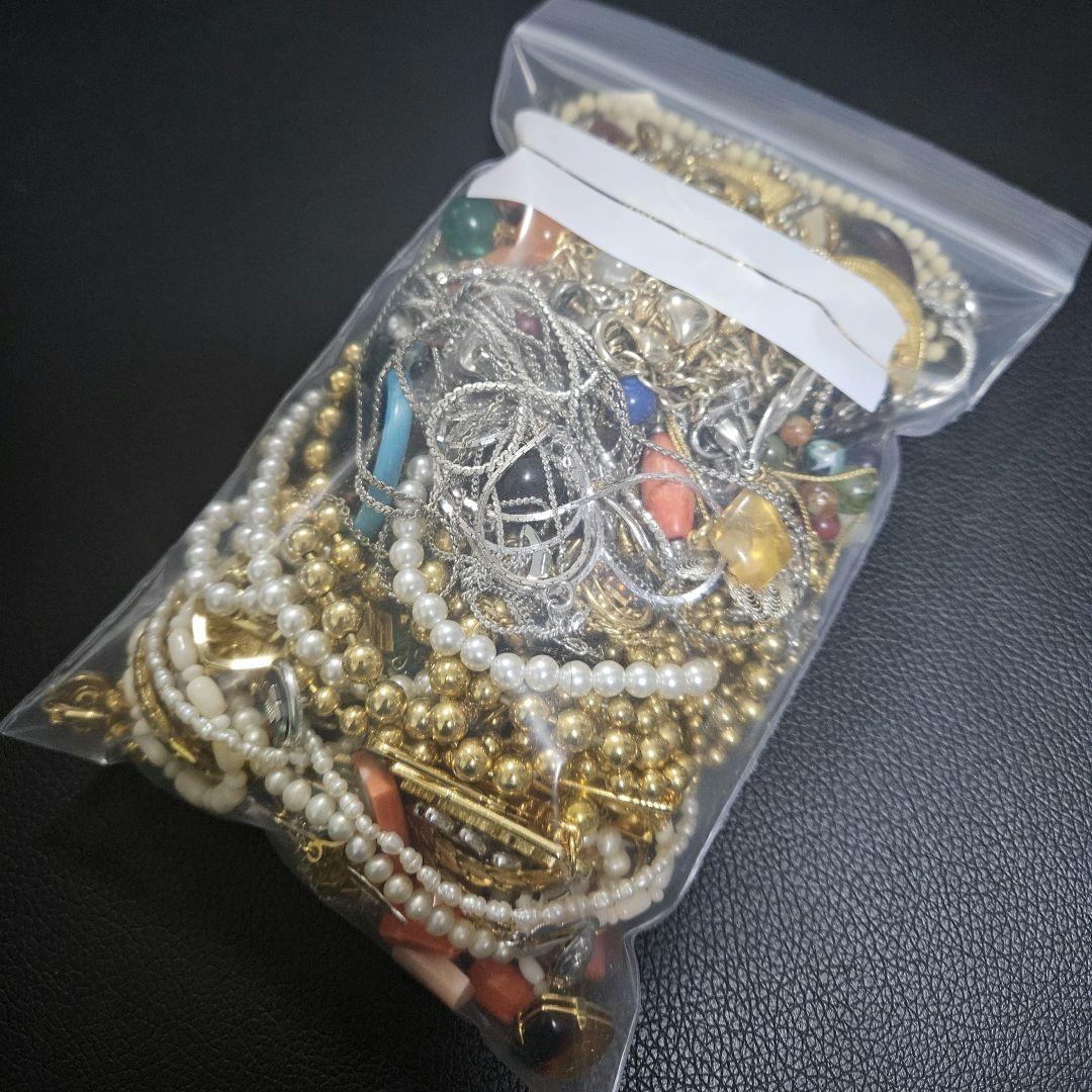 実家整理品C】イミテーションアクセサリー約1100gネックレス、ブローチ