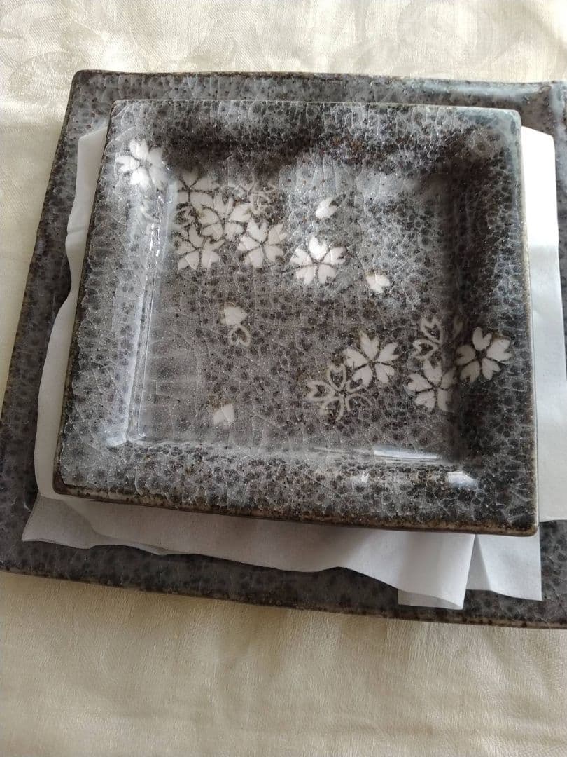 美濃焼陶芸家三浦繁久（明楽寺窯）作鼠志野桜文7寸正角皿と鼠志野桜文5