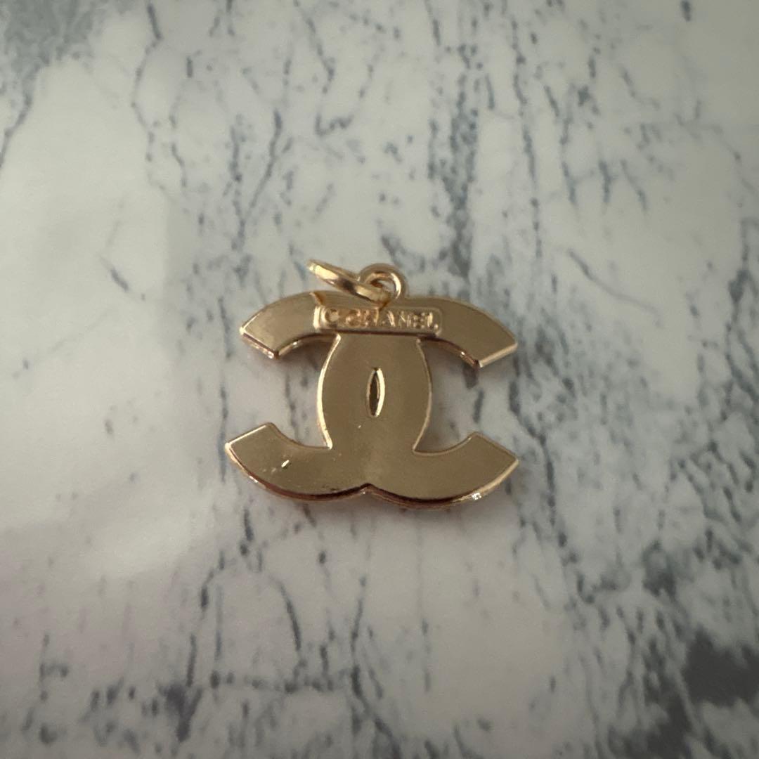 CHANEL ゴールド ロゴ刻みチャーム - メルカリ