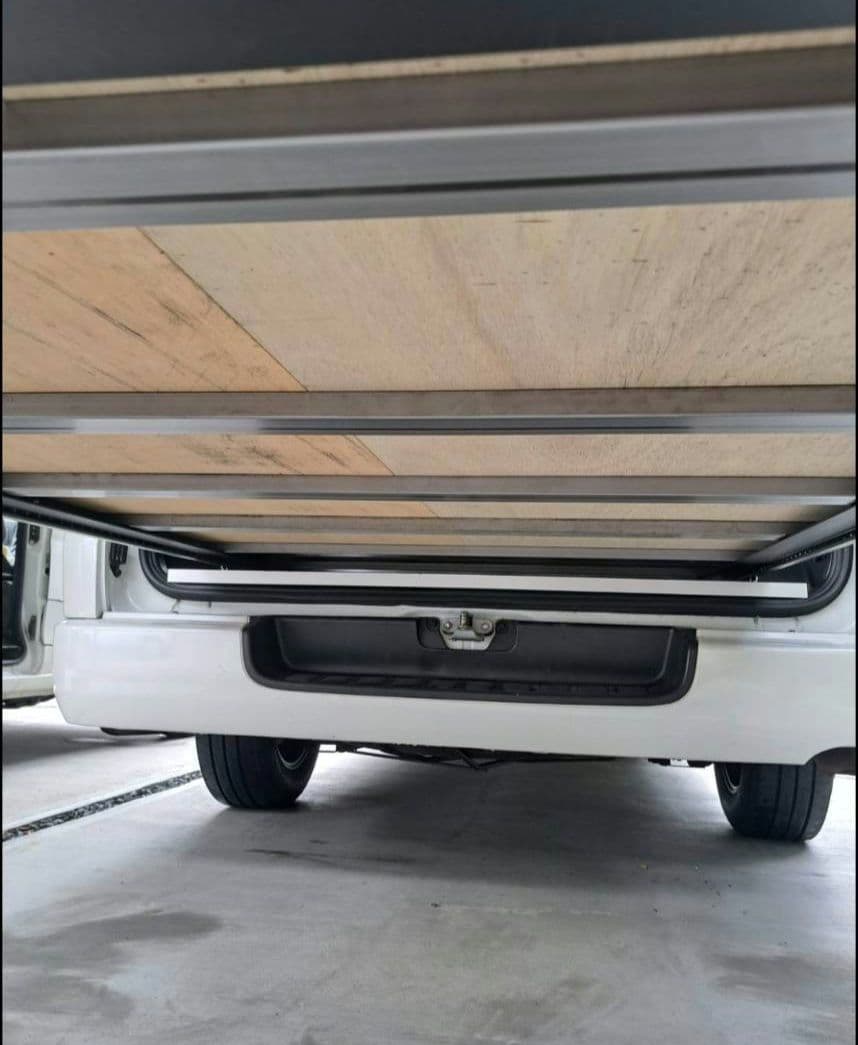 ハイエース スライドフロアレール枠1830 キット ブラック引手ポール付