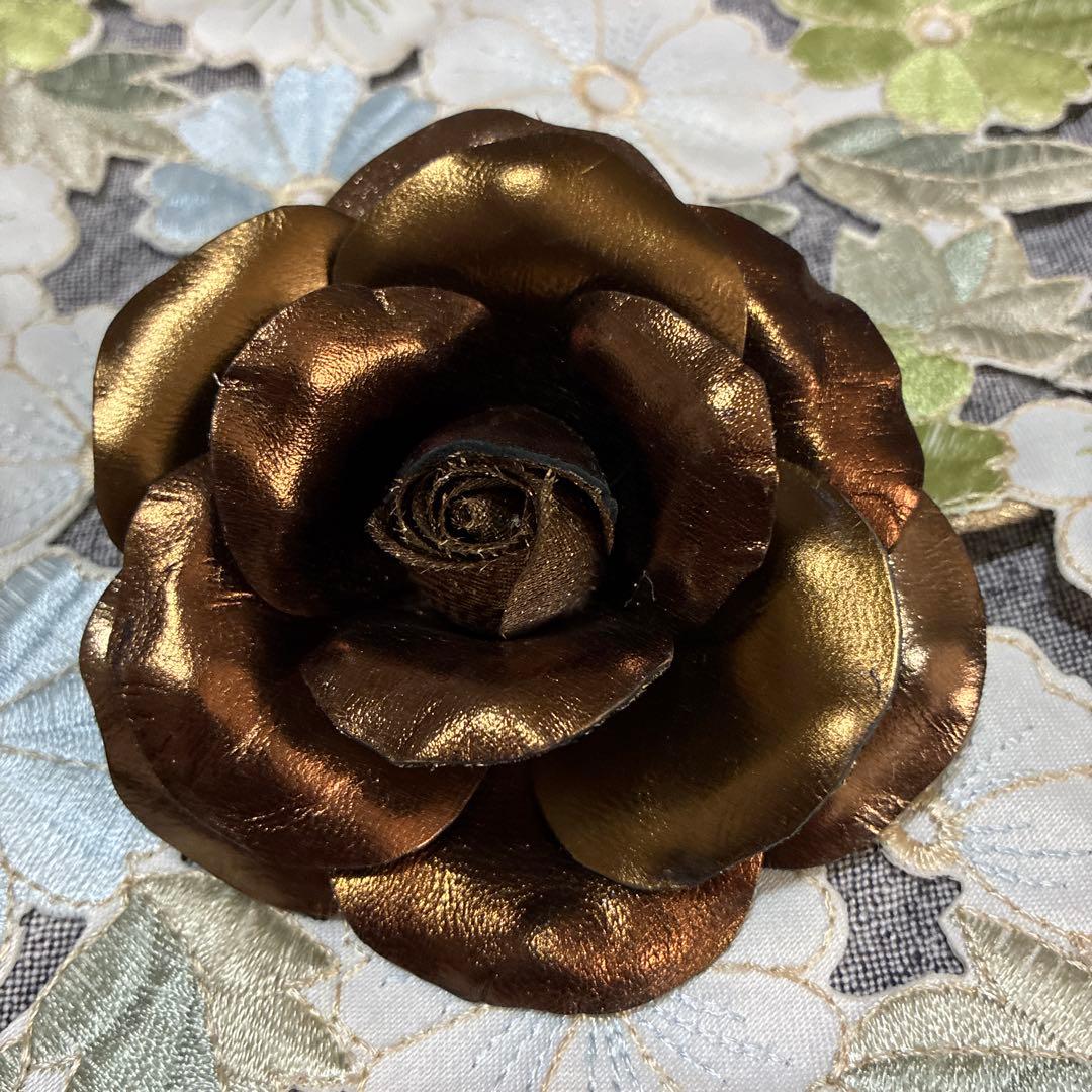 カメリアモチーフ 革製コサージュ - メルカリ