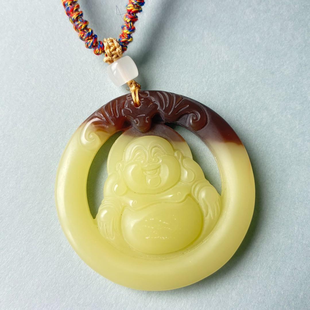天然和田玉 糖色巧雕 弥勒佛×蝙蝠 円牌ペンダント 52mm開運 招福