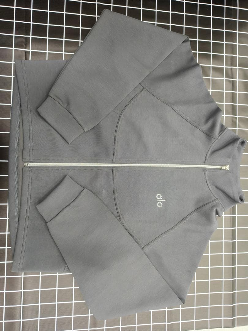 alo グレー ジップアップ スウェット - メルカリ