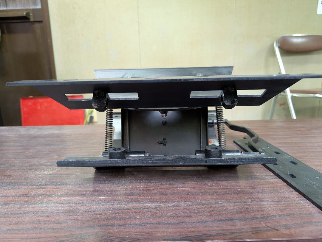 200系ハイエース フロントシート180度回転 Tilt Swivel Seat - メルカリ