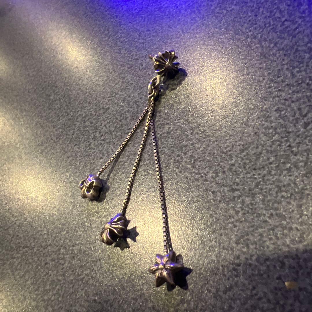 クロムハーツ シルバー調 3つ花モチーフ ピアス(片耳用) クロムハーツ3CHクロスドロップイヤリング(ピアス)（ピアス）|クロム