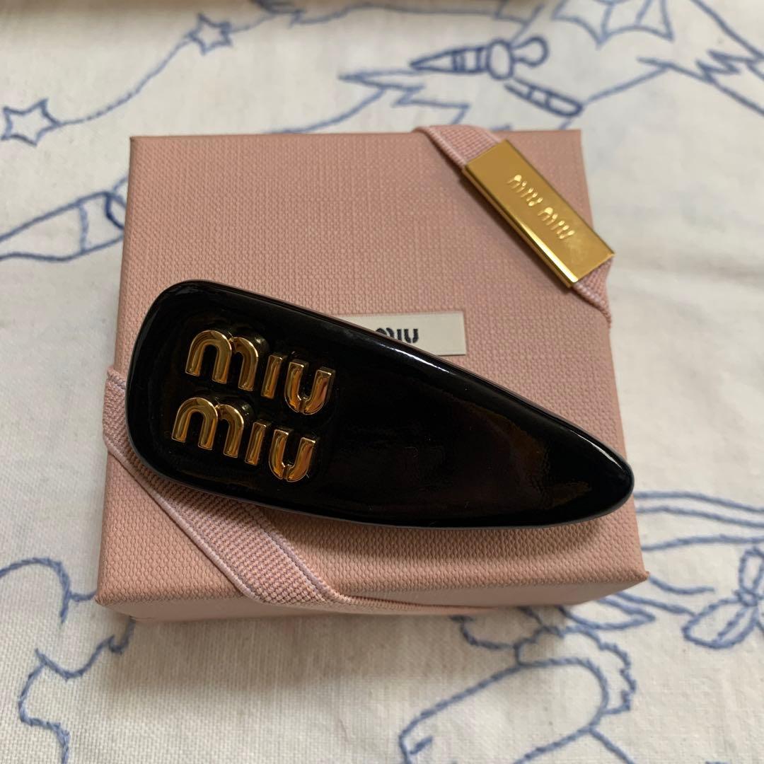 パテントレザーヘアクリップ ミュウミュウ miu miu ロゴ入りヘアピン