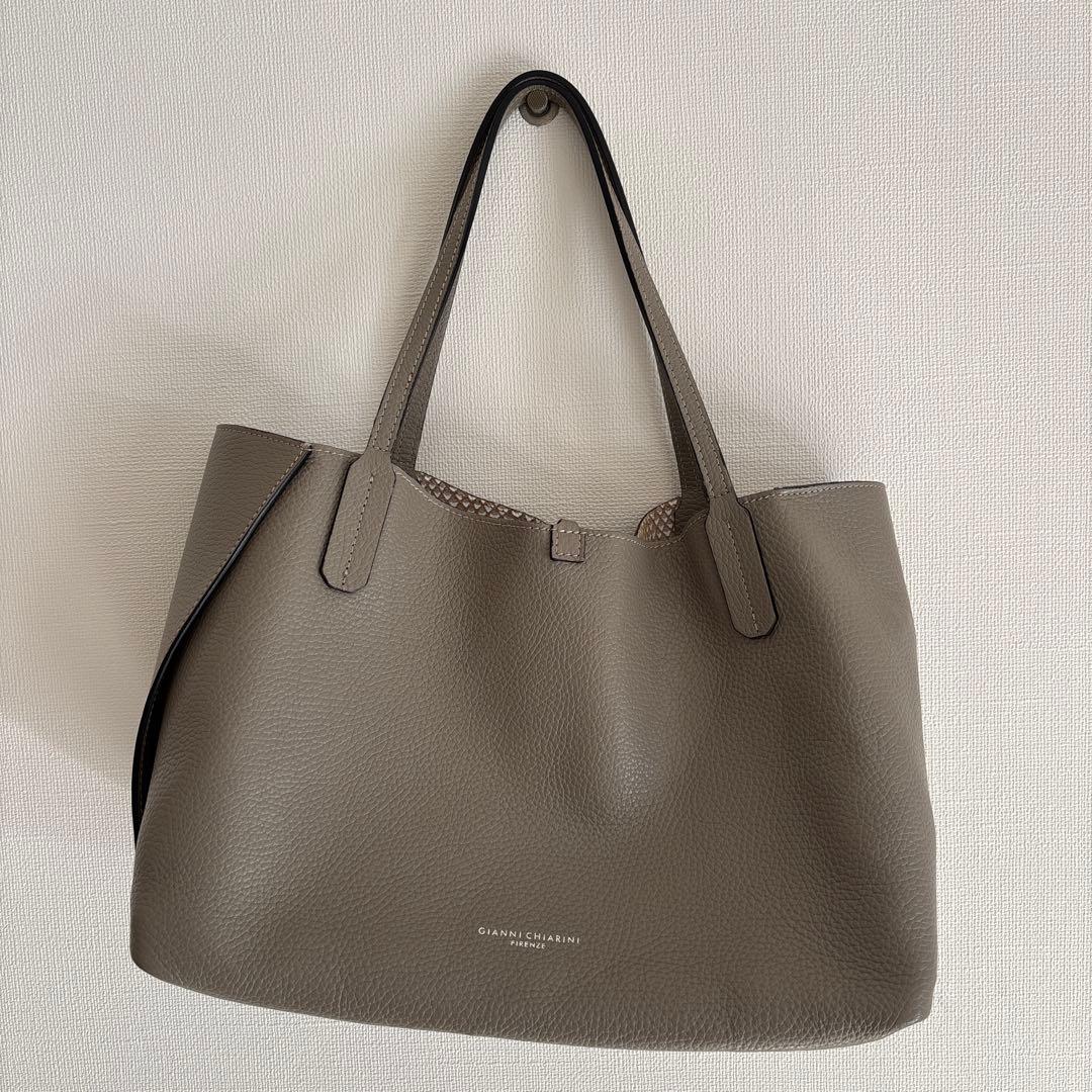使用感なしGIANNI CHIARINI グレーベージュレザーバッグ 2615区 Gianni Chiariniから新商品のお知らせです！ 人気デザインの