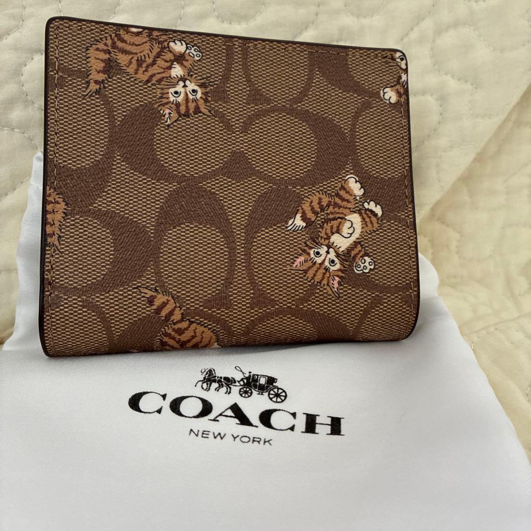 COACH 猫柄 二つ折り財布 - メルカリ