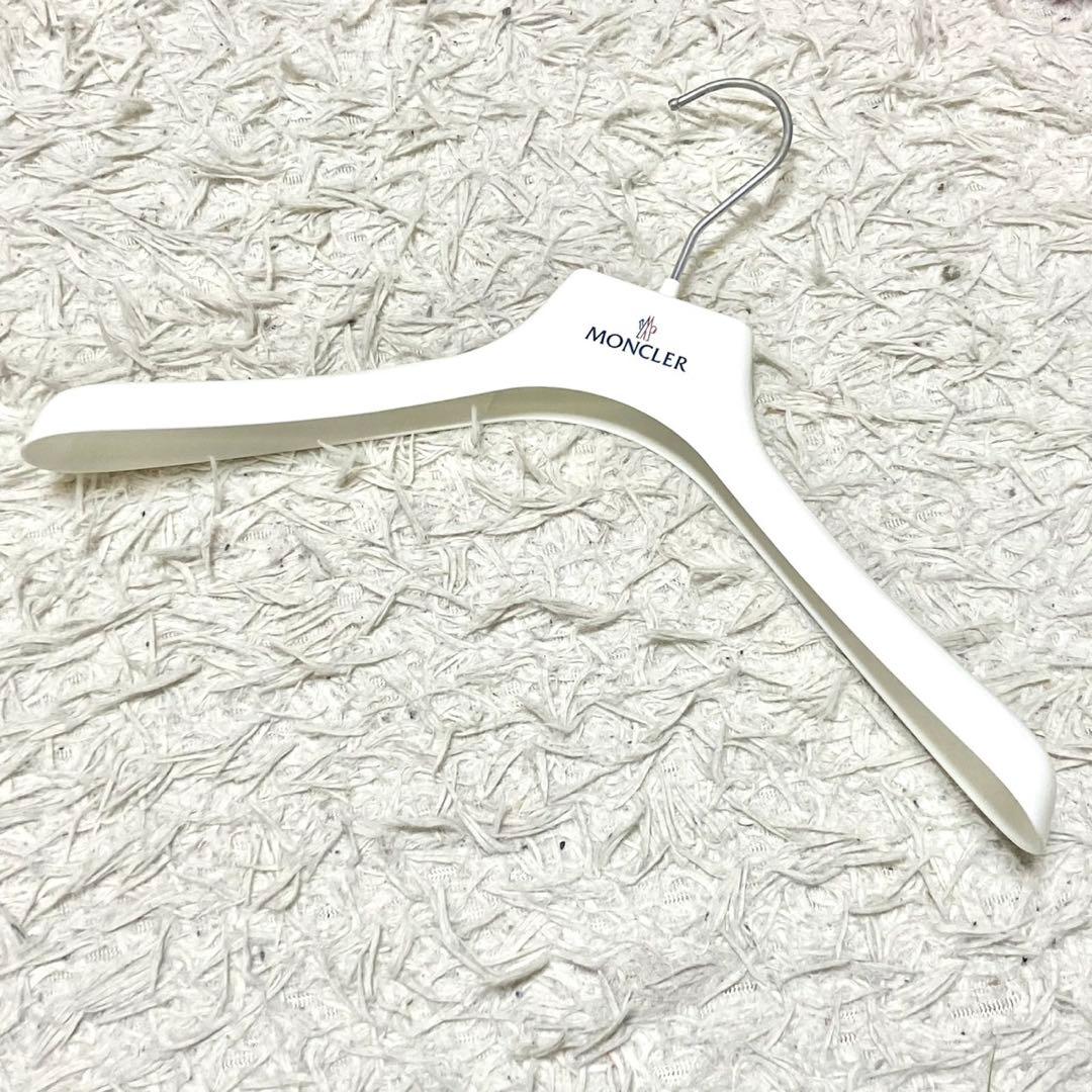 美品】モンクレール ロゴプリント クロップド丈 トレーナー ホワイト