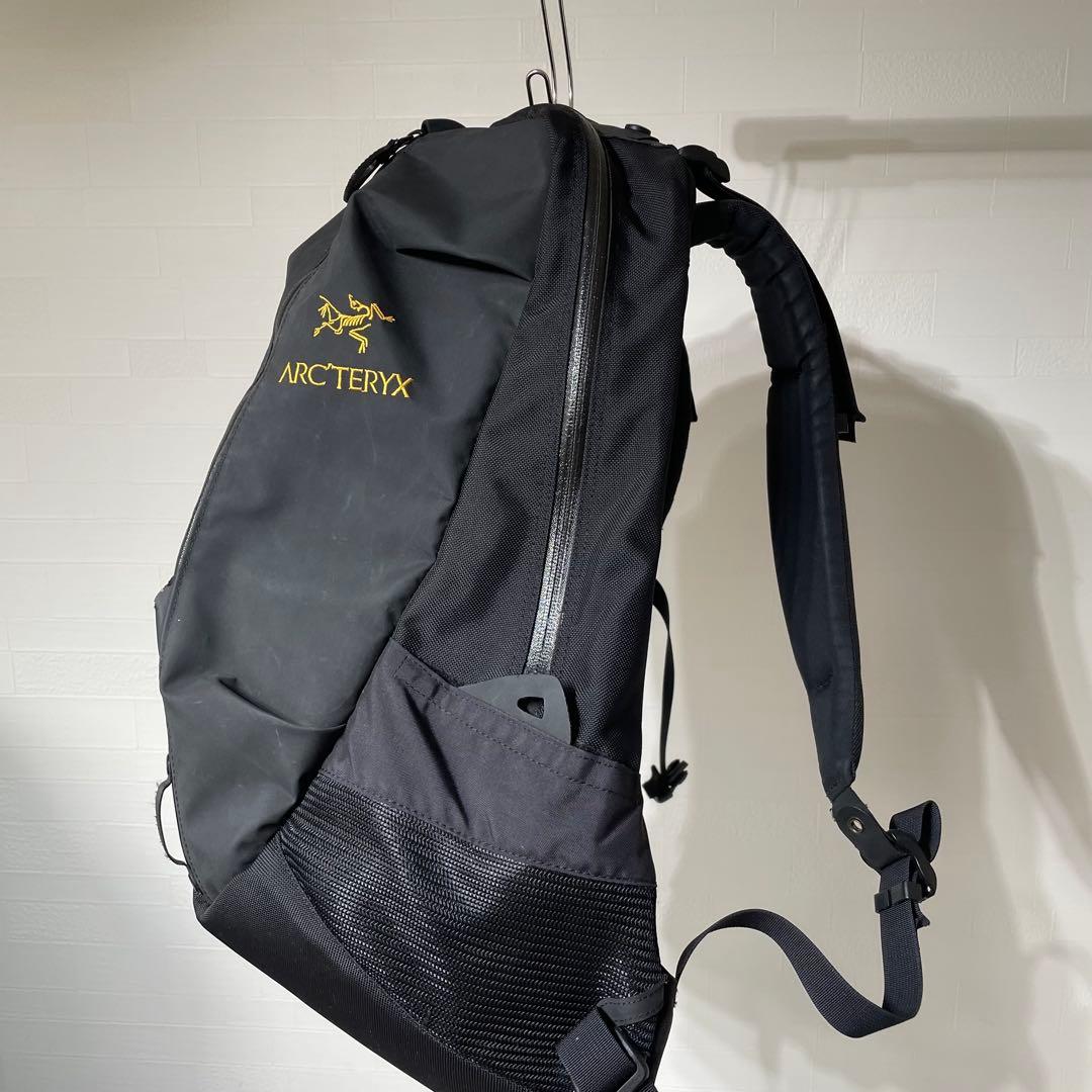 美品 廃盤 アークテリクス アロー22 バックパック ブラック ゴールド