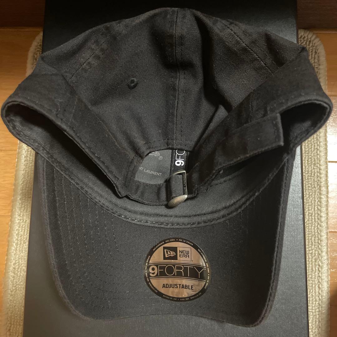 ヒョンジン着用 SAINT LAURENT × NEW ERA コラボキャップ - メルカリ