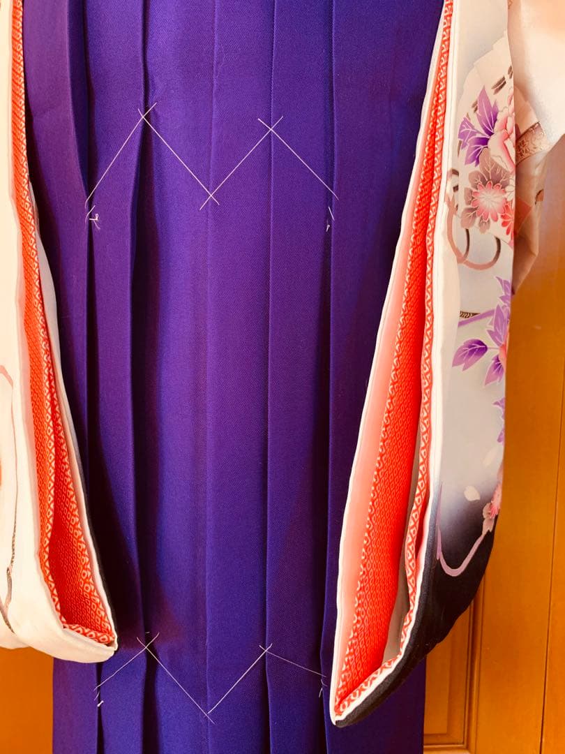 ハーフ成人式や百人一首大会 卒業式などに 十二単の女の人の振袖と袴の