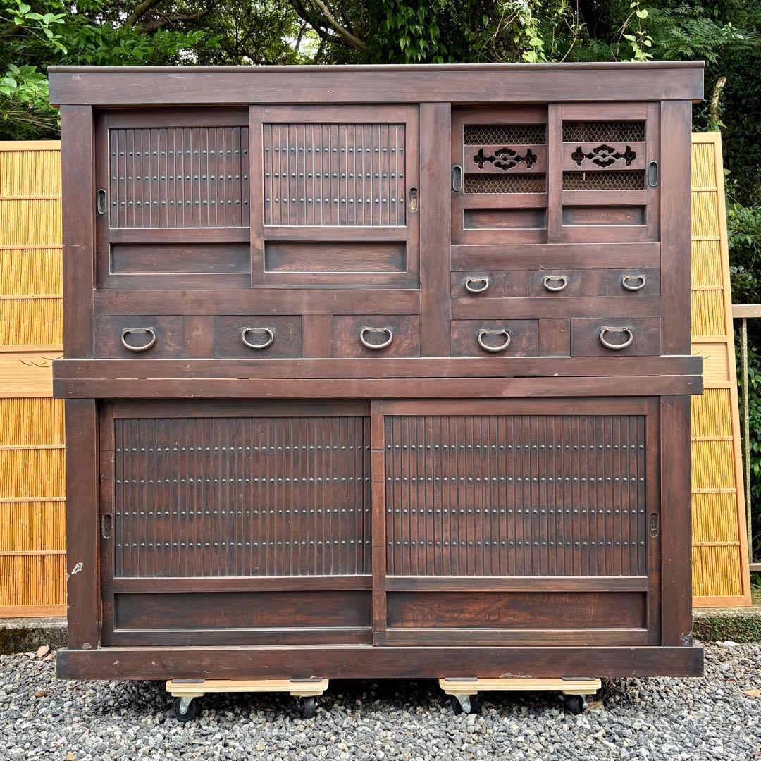 送料無料 明治時代 近江水屋箪笥 一間膳棚 近江箪笥 二段重ね 時代家具 和家具 キャビネット 一間膳棚 近江水屋 二段重ね 明治大正時代 重厚感