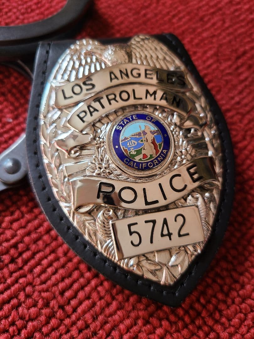 米国ポリスバッジ【 LAPD No.5742】ブラッキントン製 PFホルダー付き