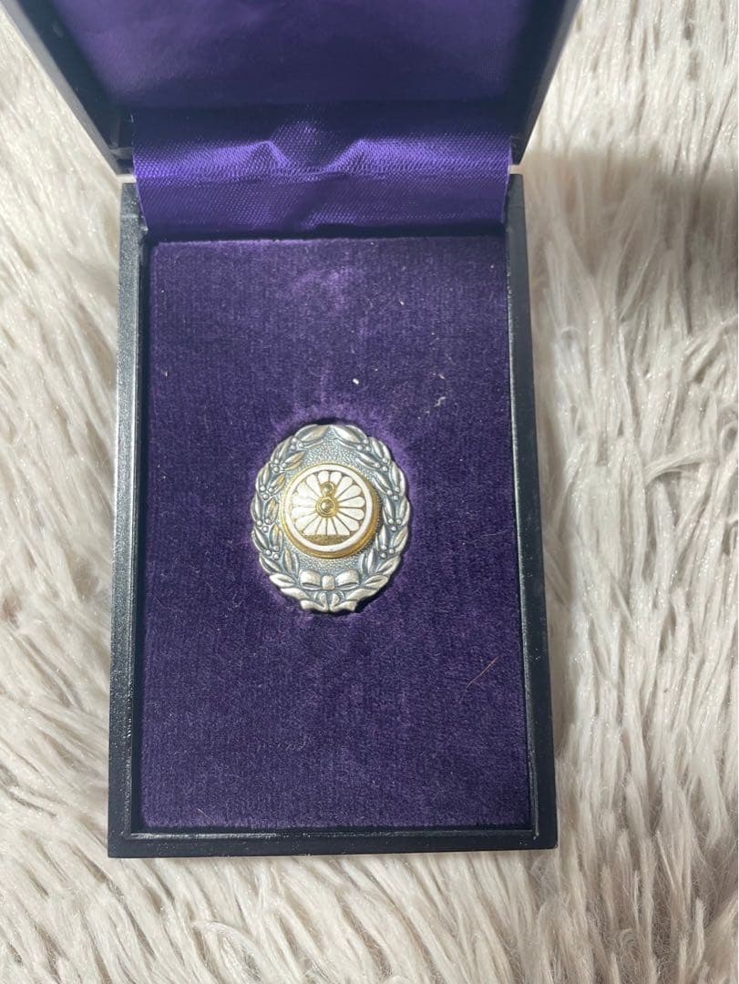 純銀】国鉄 純銀製 ケース入 バッジ 日本国有鉄道 功績章 - メルカリ