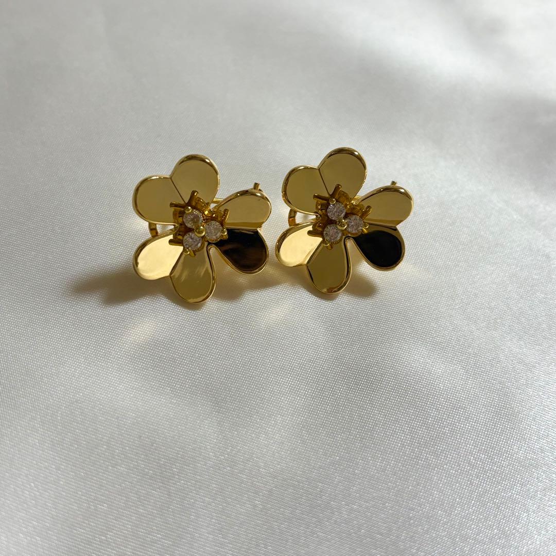 新品】海外セレブ フリヴォル ラージフラワー ピアス ゴールド - メルカリ