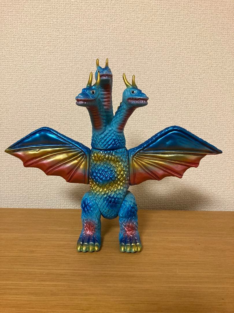 ブルマァク　キングギドラ 宇宙超怪獣」が光り輝く！ ブルマァクの「キングギドラ」が蓄光成型