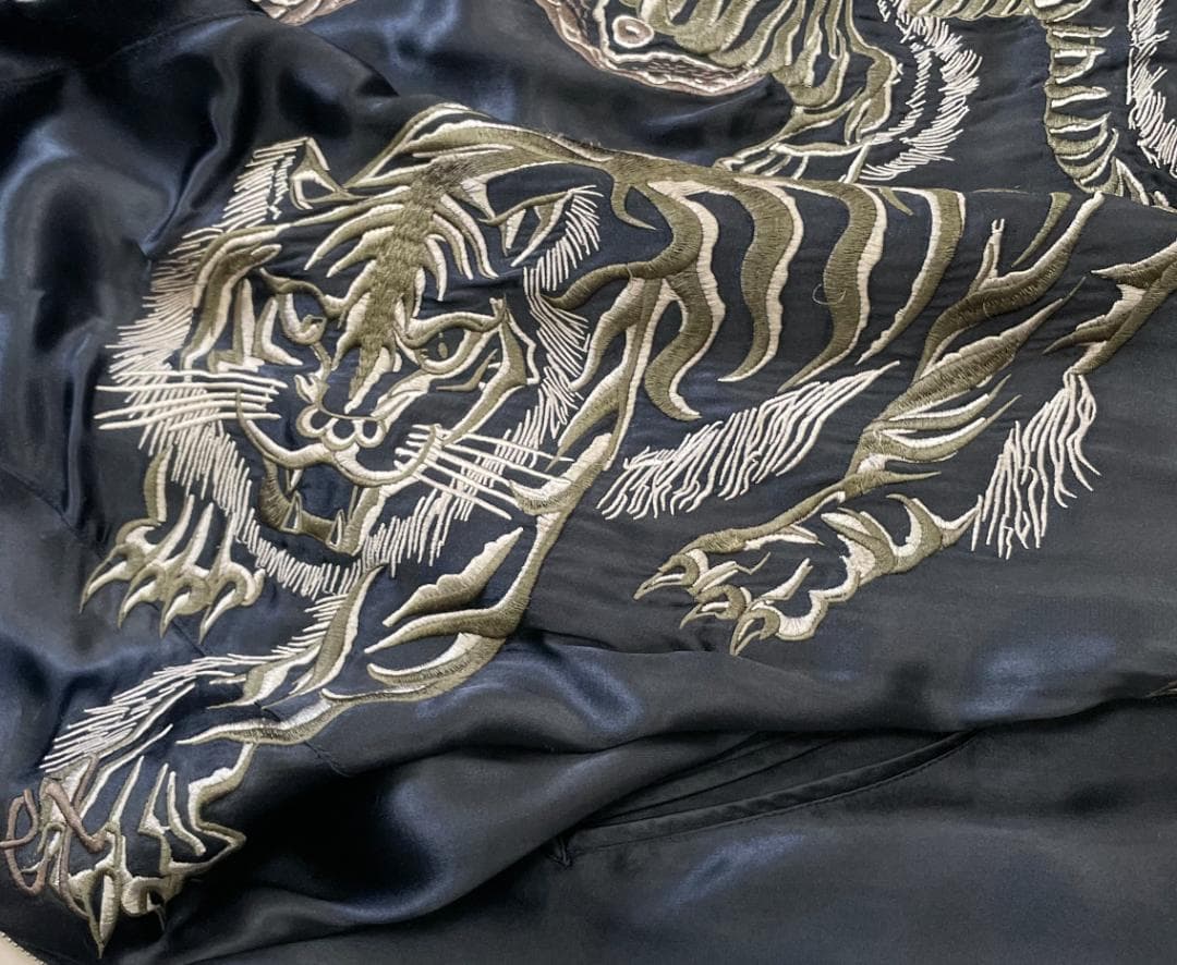 AVIREX 名作 SNAKE VS TIGER リバーシブルスカジャン 蛇虎鷹 - メルカリ