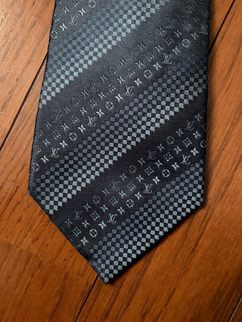 美品〉LOUIS VUITTON グレー ストライプ ネクタイ - メルカリ