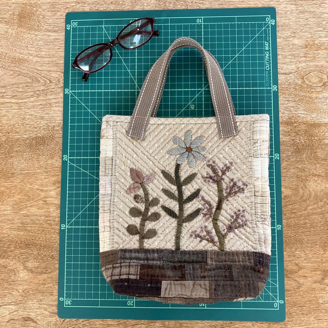 パッチワークキルト フラワーアップリケのバック ハンドメイド - メルカリ