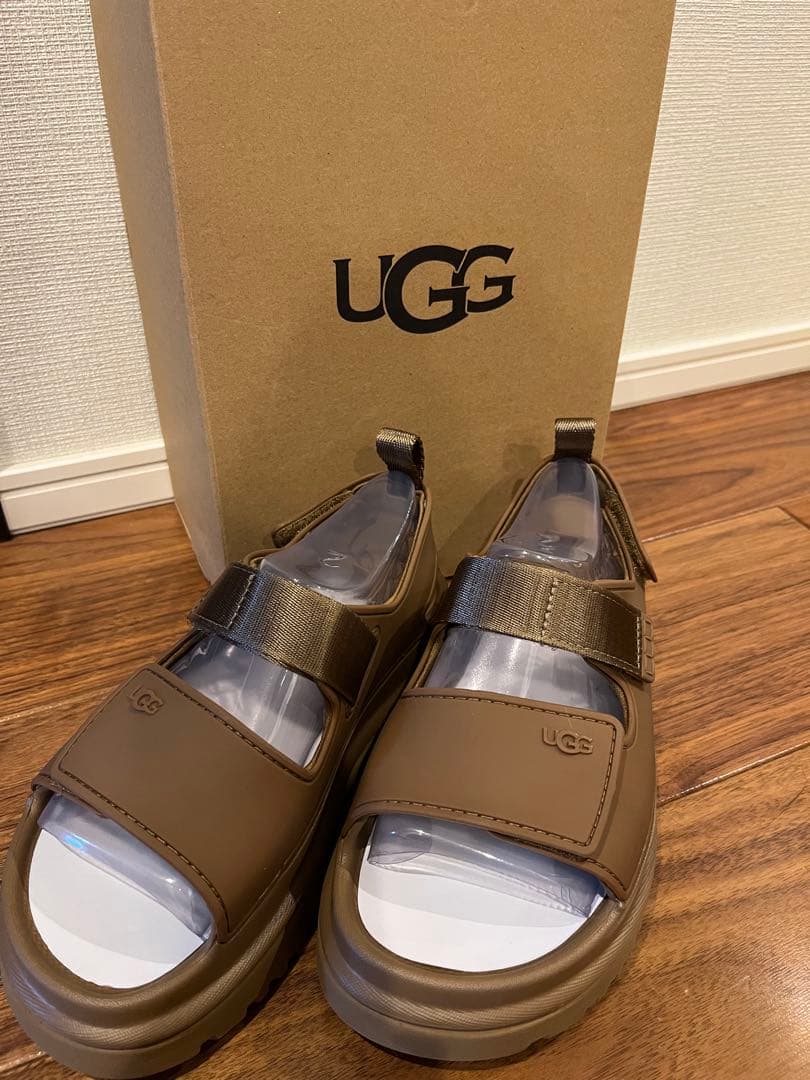 【新品未使用】UGG キッズサンダル 21cm GOLDENGLow 大人もOK】UGGの厚底キッズサンダル『GOLDENGLOW』を買うなら今が