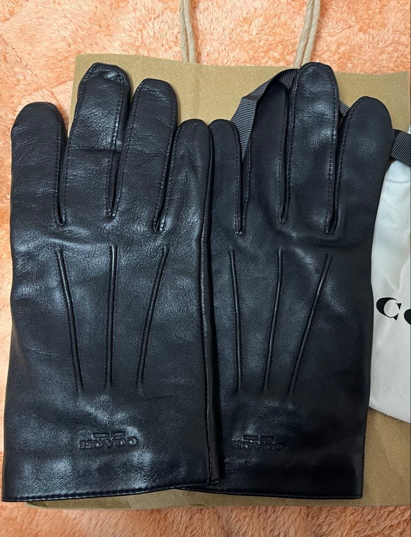 新品未使用　COACH ブラック レザー手袋 COACH（コーチ） 手袋 レディース スカルプテッド シグネチャー レザー