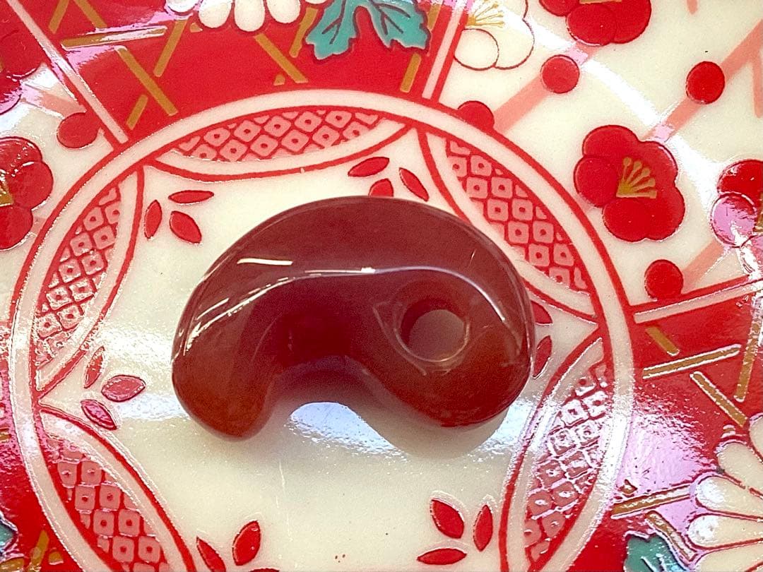 ✳赤は希少で5〜7万円です‼️山形県＊霊宝月山赤めのう勾玉 真っ赤な