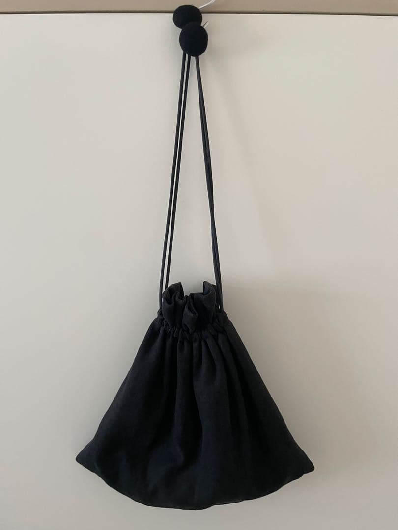 kina ponponbag 黒 巾着型 - メルカリ