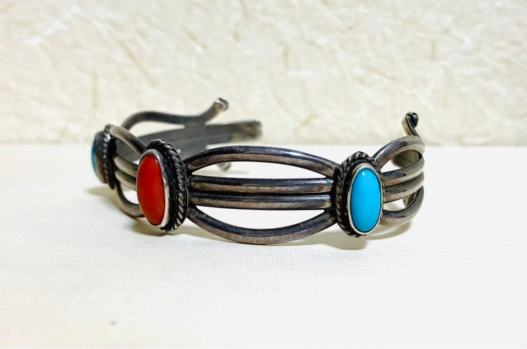 ナバホ族　シルバーバングル　ターコイズ　コーラル　インディアンジュエリー INDIAN JEWELRY NAVAJO ナバホ族 ターコイズ&コーラル バングルを通販