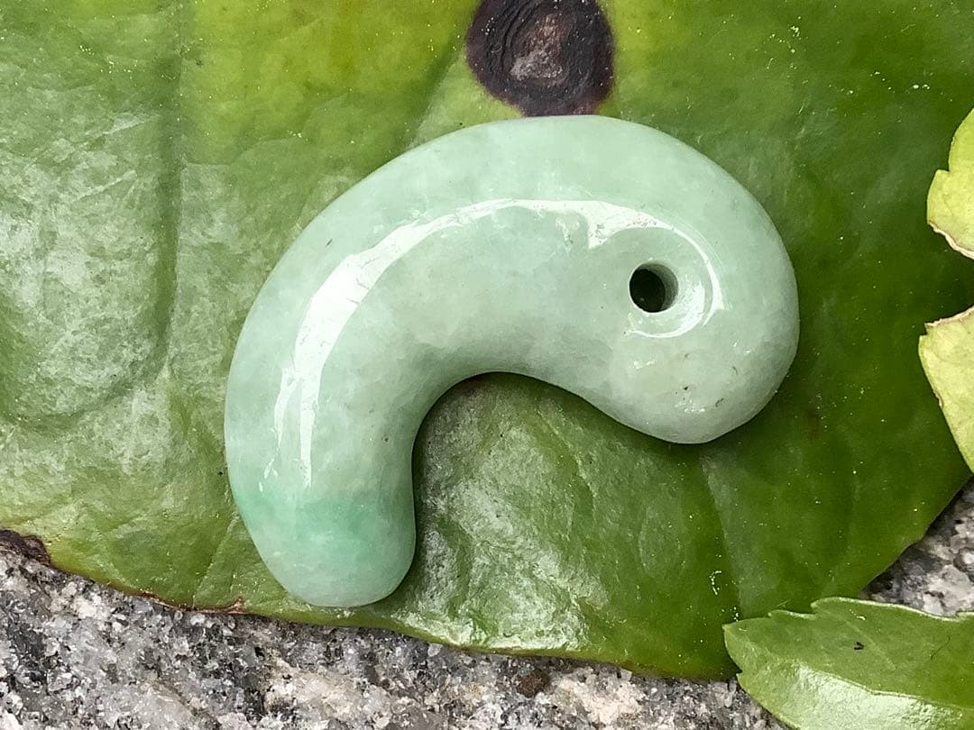 ✳ 自信の安価お値段‼️自信の品質‼️糸魚川翡翠勾玉*緑*人気の平塚