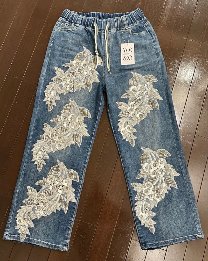 ANDREA&CO. デニムビジュー刺繍パンツ 新品タグ付き - メルカリ