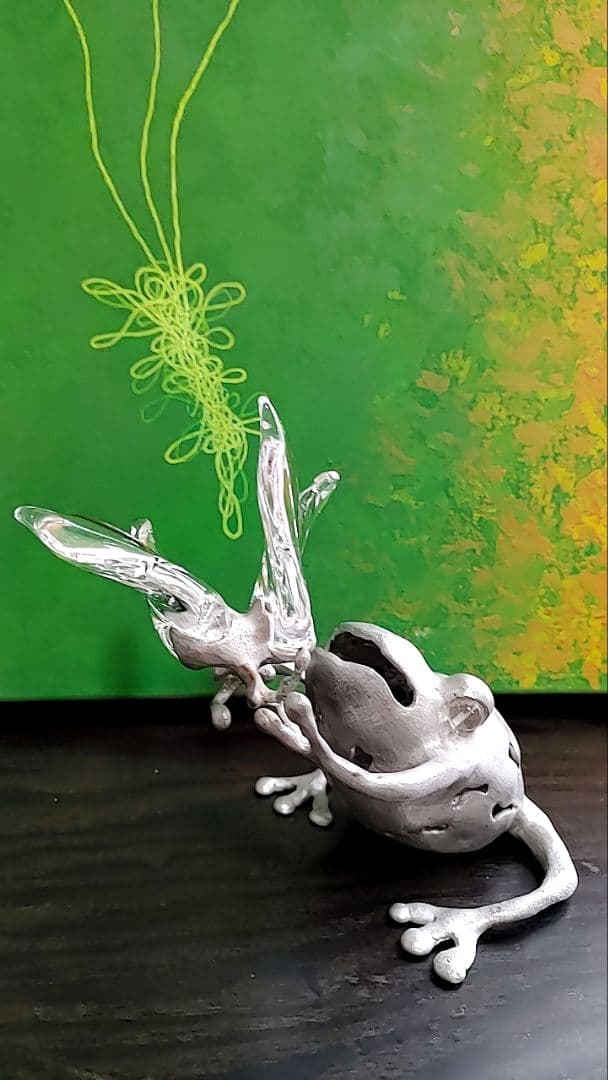 細見 博子 コンテンポラリーアート蝶々をつかもうとする 蛙