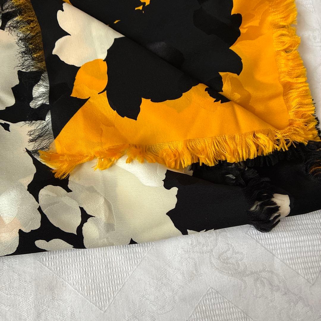 GUCCI 花柄ストール 黒・オレンジ・白 125×125 - メルカリ