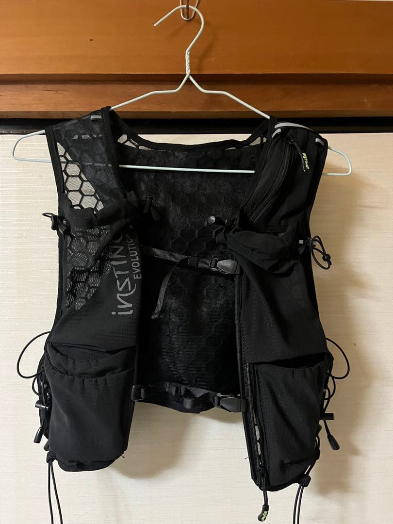 INSTINCT EVOLUTION 7L BlackEdition ザック INSTINCT Evolution 7L Hydration Pack Black Edition | Running Warehouse