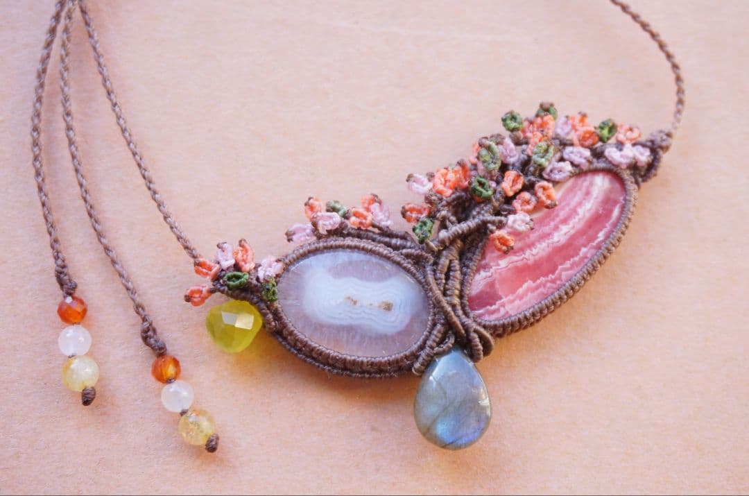 《花笑み》インカローズ　ソーラークォーツ　ラブラドライト　マクラメ　ネックレス