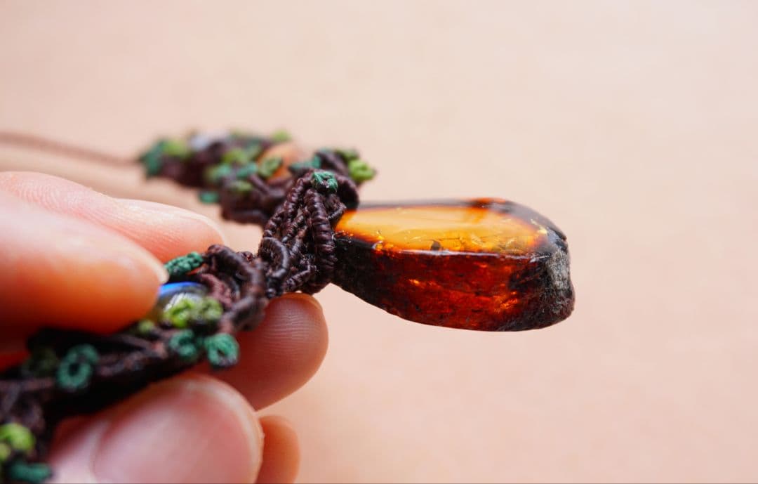 《森の人の贈り物》メキシコ産アンバー　マクラメ　ネックレス