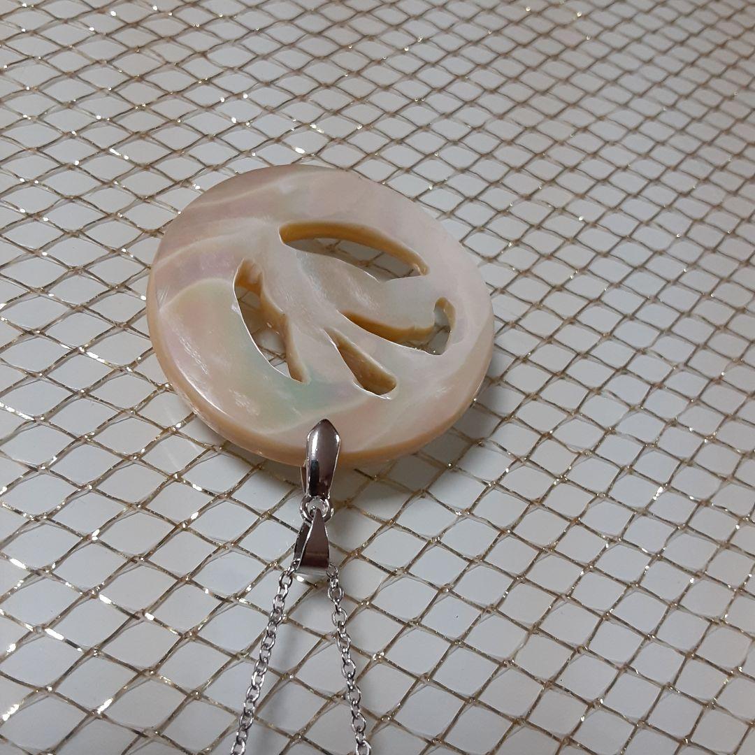 夜光貝　(雪桜様。お取引き中)　『月にウサギ:プルメリア:イルカ』ペンダント。