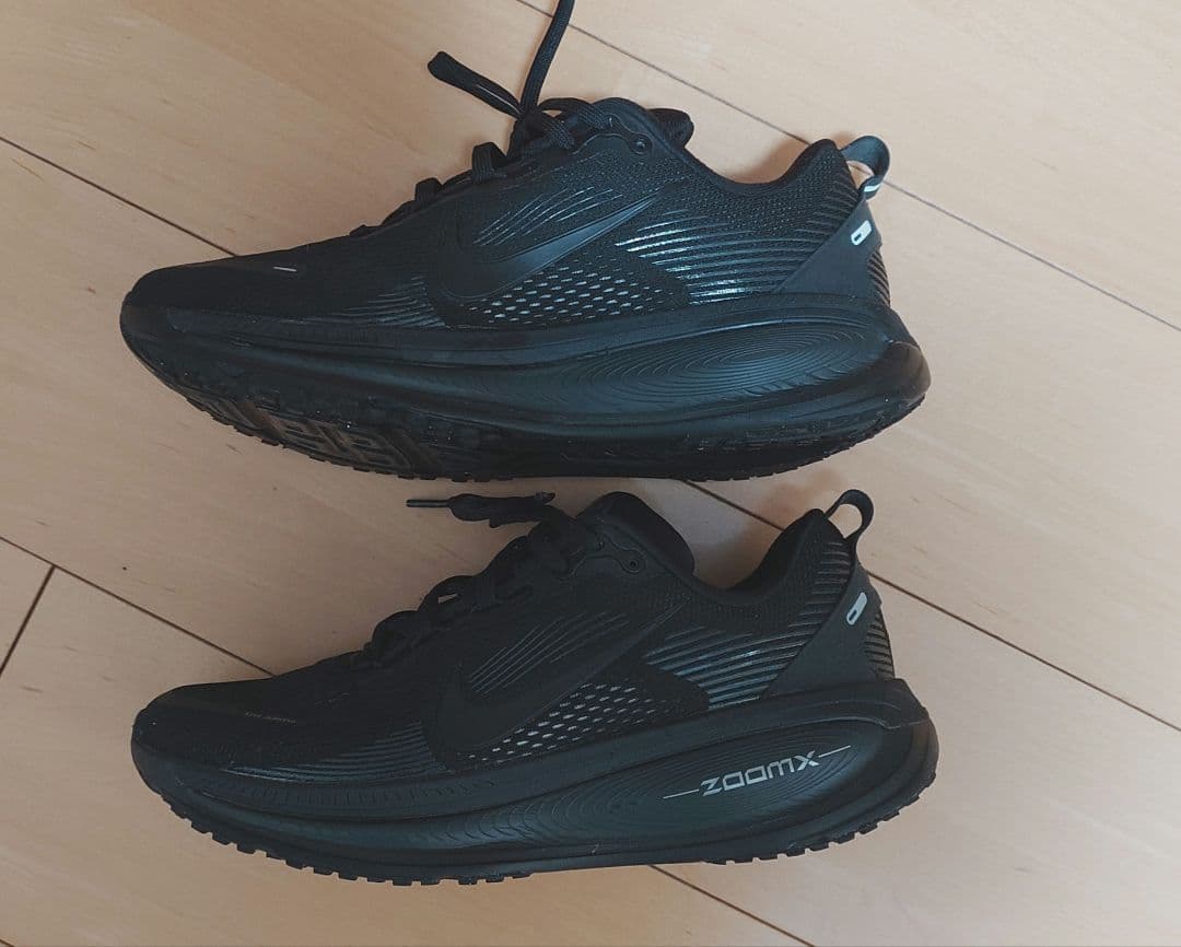 ナイキ　ボメロ18 オールブラック　26.5cm