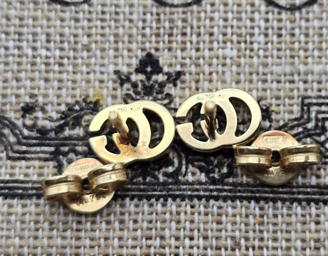 超レア廃盤美品】GUCCI AU750 ダブルG スタッズ ピアス - メルカリ