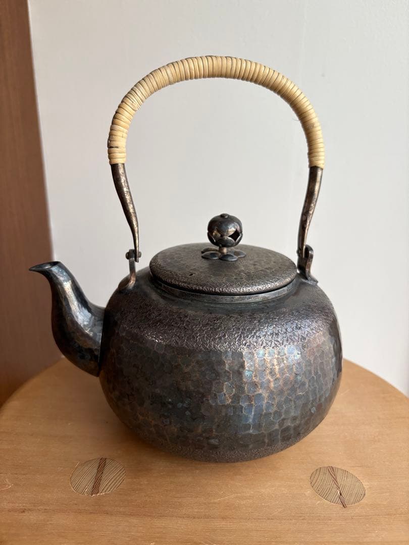 鉄製ハンマード鉄瓶　銀川堂 tb187 亀文堂写 菊地紋鉄瓶 本体に金銀貼り 弦・摘みに銀