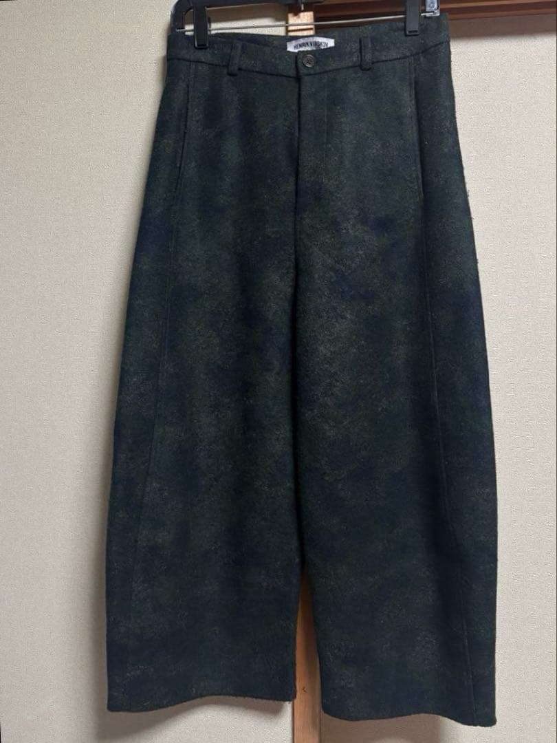 sU HENRIK VIBSKOV ダークグリーン ワイドパンツ HENRIK VIBSKOV（ヘンリックヴィブスコフ） | Mail Pant | hapuna&Co