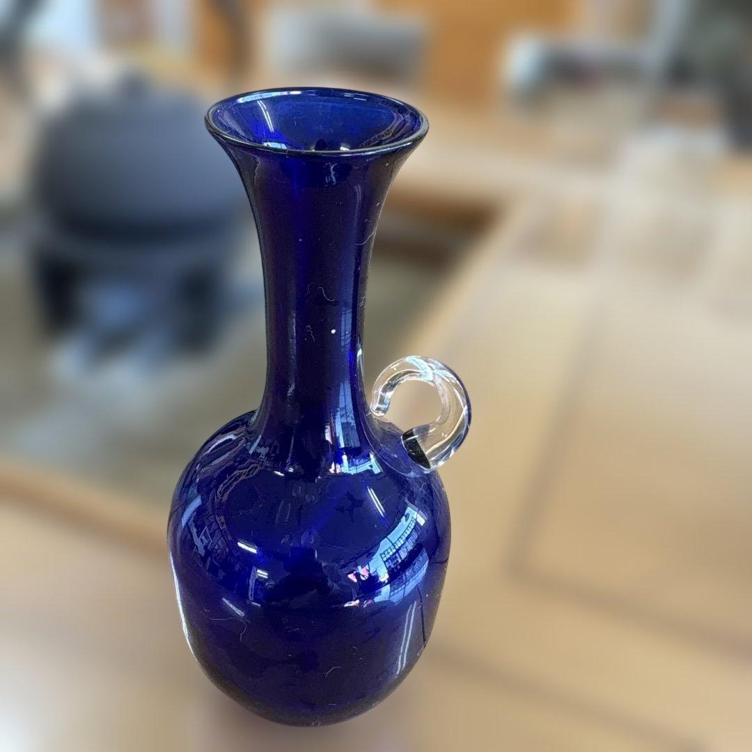 コバルトブルー ハンドル付き花瓶 高さ22cm ガラス - メルカリ
